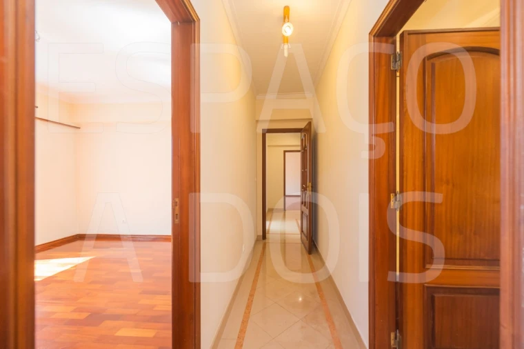 Apartamento T2 para Arrendamento em Campolide Foto 32