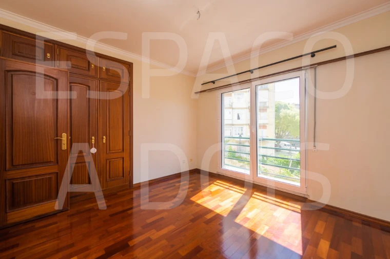Apartamento T2 para Arrendamento em Campolide Foto 35