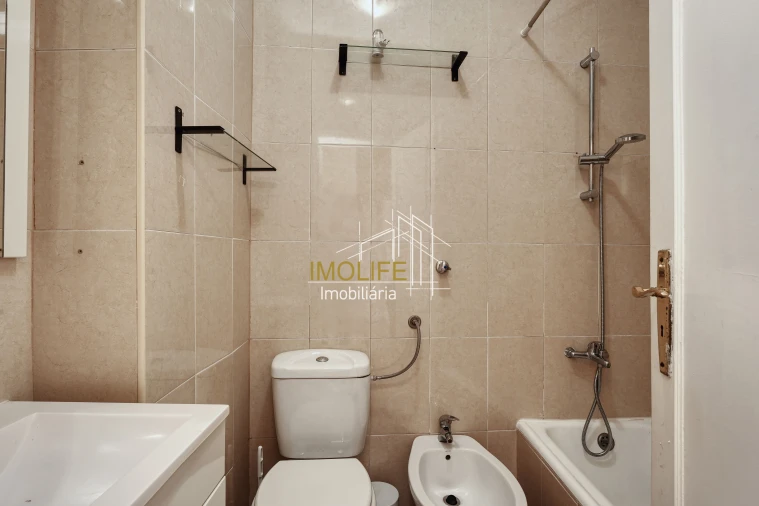 Apartamento T2 para Venda em Alvalade Foto 11