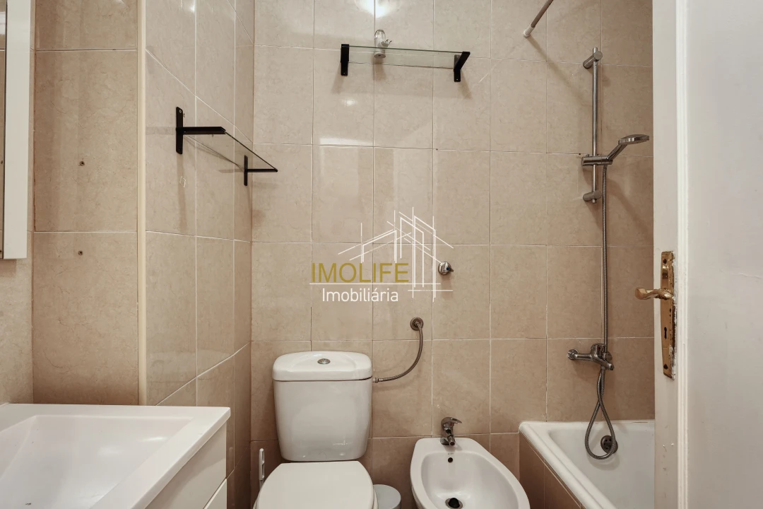 Apartamento T2 para Venda em Alvalade Foto 11