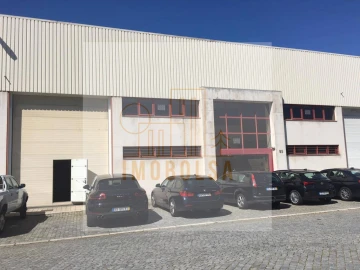 Armazém para Arrendamento em Moreira