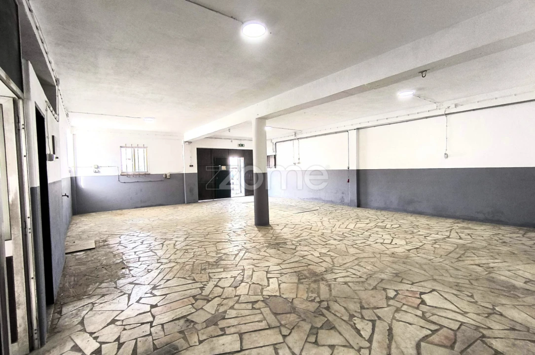Terreno Comércio / Armazém para Arrendamento em São Domingos de Rana Foto 4