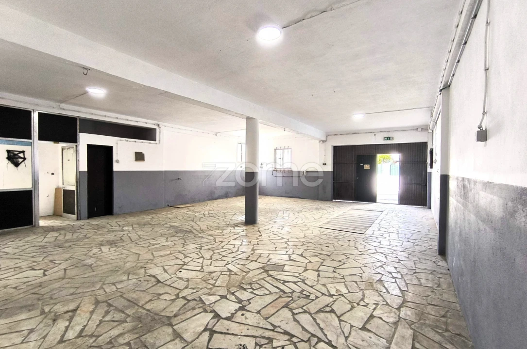 Terreno Comércio / Armazém para Arrendamento em São Domingos de Rana Foto 1