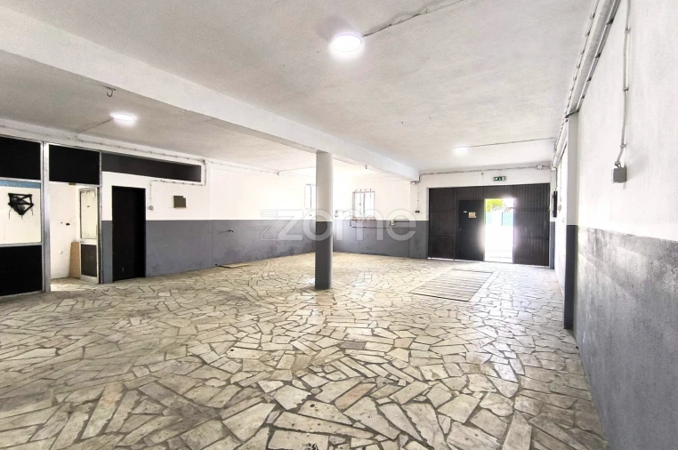 Terreno Comércio / Armazém para Arrendamento em São Domingos de Rana