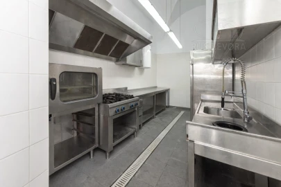 Loja para Arrendamento em Évora (São Mamede, Sé, São Pedro e Santo Antão)