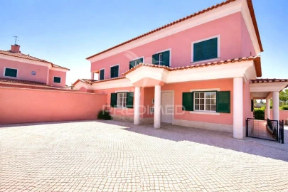 Moradia T7 para Venda em Rio de Mouro
