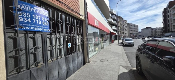 Armazém para Venda em Sé, Santa Maria e Meixedo