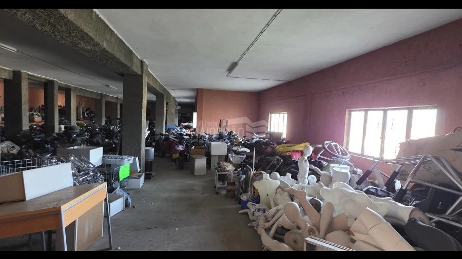Armazém para Venda em Sé, Santa Maria e Meixedo