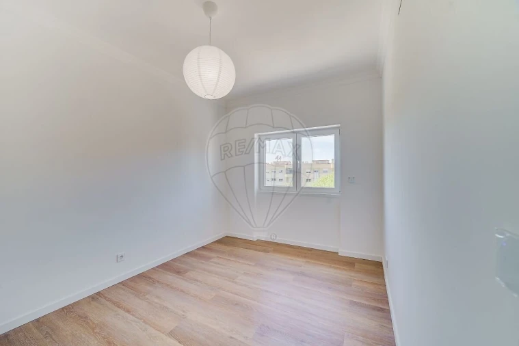 Apartamento T1 para Venda em Charneca de Caparica e Sobreda Foto 16