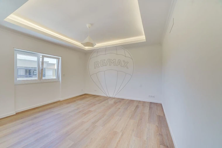 Apartamento T1 para Venda em Charneca de Caparica e Sobreda Foto 3