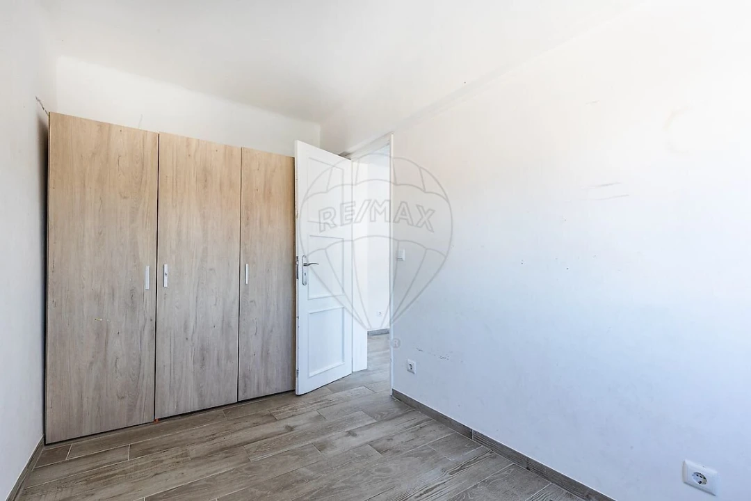 Apartamento T2 para Venda em Pontinha e Famões Foto 10