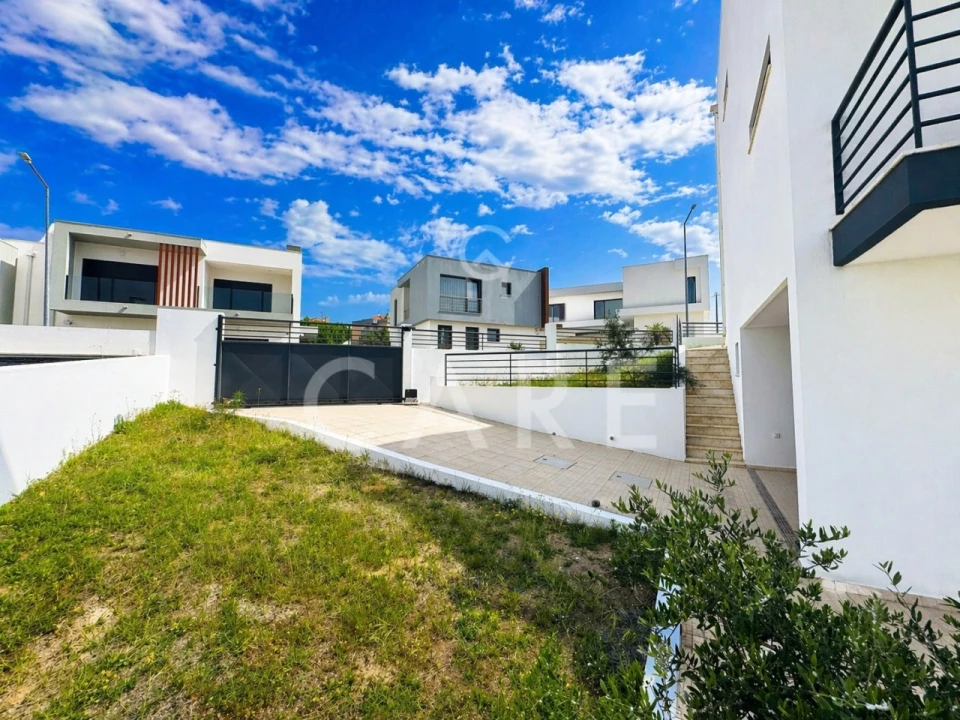 Moradia T5 para Venda em Laranjeiro e Feijó Foto 3