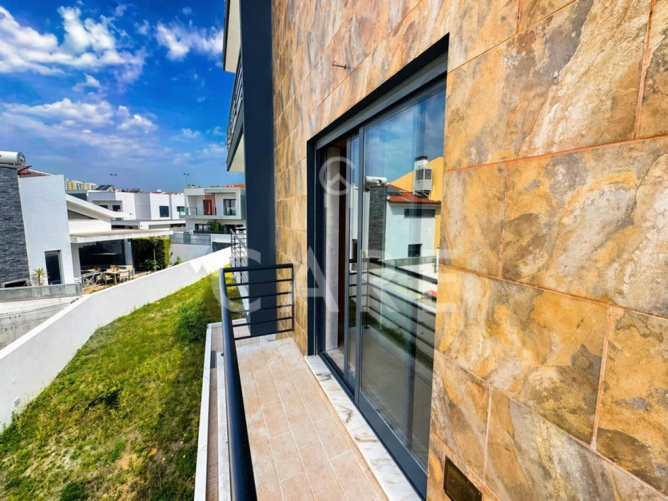 Moradia T5 para Venda em Laranjeiro e Feijó Foto 7