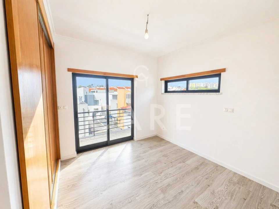 Moradia T5 para Venda em Laranjeiro e Feijó Foto 22