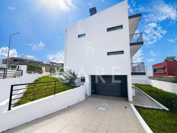 Moradia T5 para Venda em Laranjeiro e Feijó