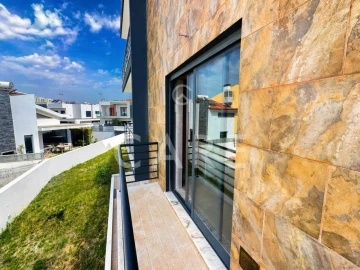 Moradia T5 para Venda em Laranjeiro e Feijó