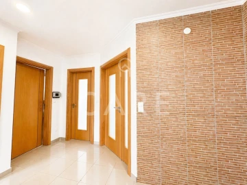Moradia T5 para Venda em Laranjeiro e Feijó