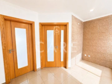 Moradia T5 para Venda em Laranjeiro e Feijó