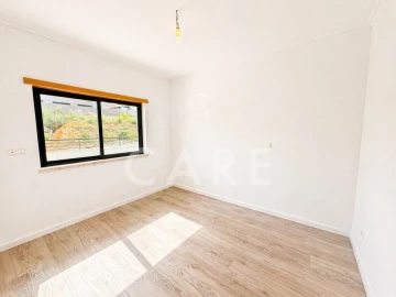 Moradia T5 para Venda em Laranjeiro e Feijó