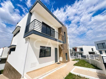 Moradia T5 para Venda em Laranjeiro e Feijó