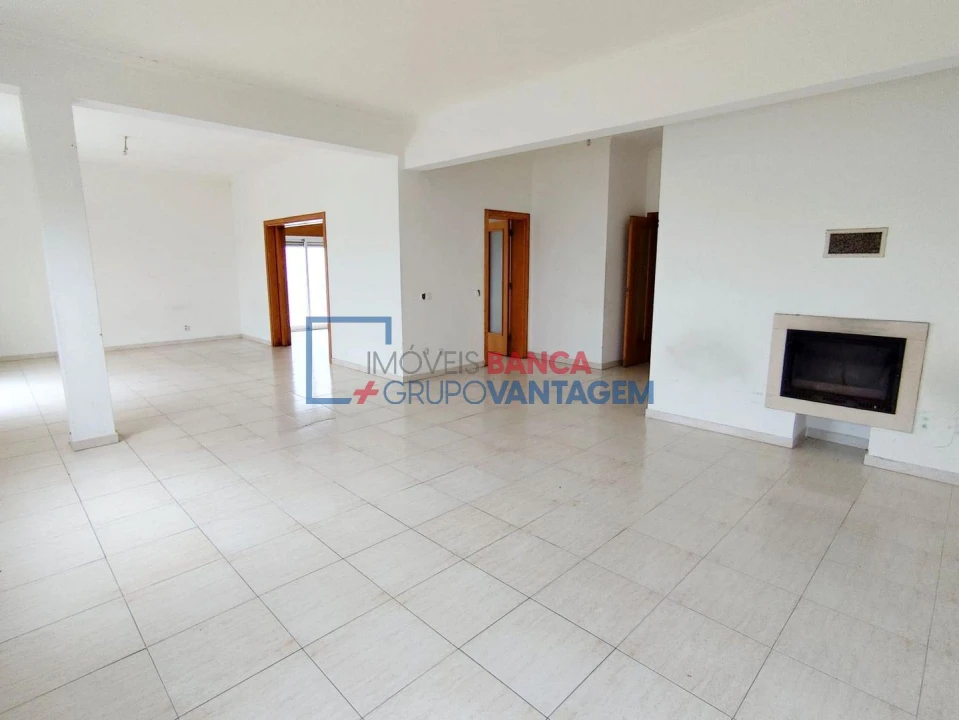 Apartamento T4 para Venda em Azambuja Foto 4