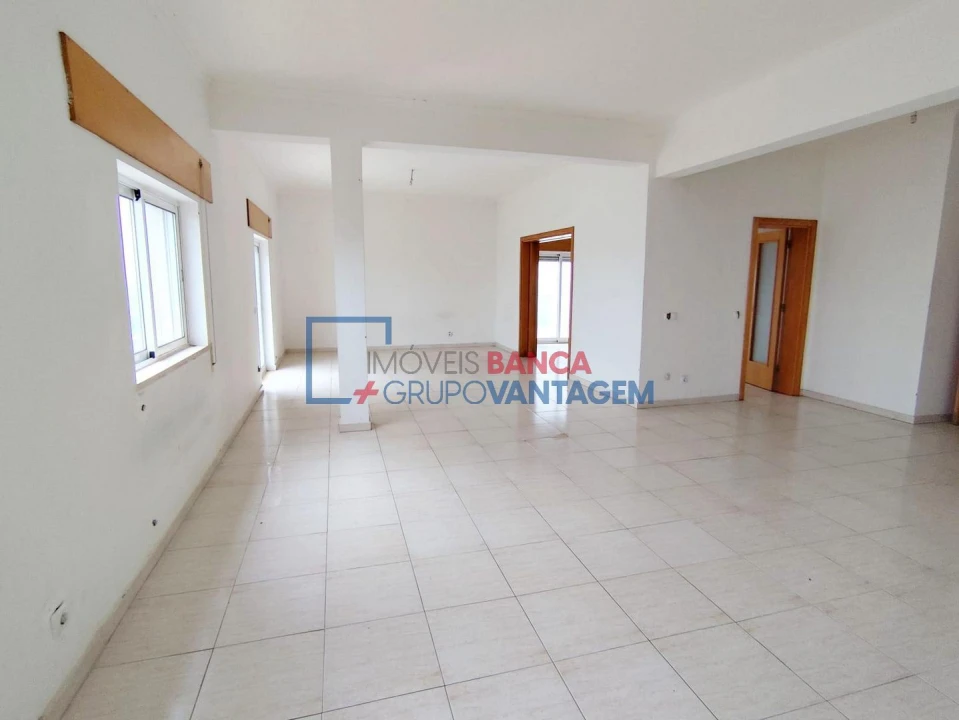 Apartamento T4 para Venda em Azambuja Foto 3