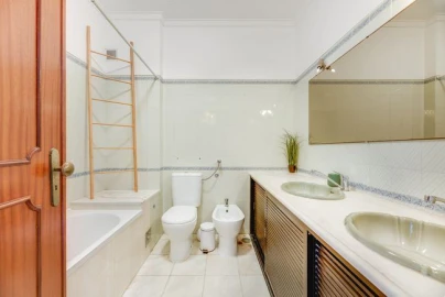 Apartamento T2 para Arrendamento em Colares