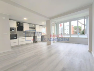 Apartamento T2 para Venda em Oeiras e São Julião da Barra, Paço de Arcos e Caxias