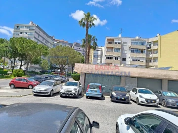 Loja para Venda em Póvoa de Santo Adrião e Olival Basto
