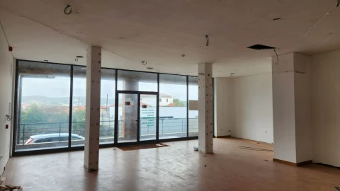 Loja para Arrendamento em Coronado (São Romão e São Mamede)