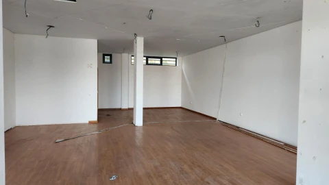 Loja para Arrendamento em Coronado (São Romão e São Mamede)