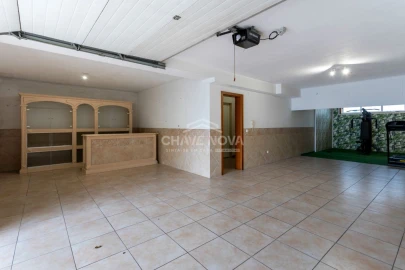 Moradia T4 para Arrendamento em Glória e Vera Cruz