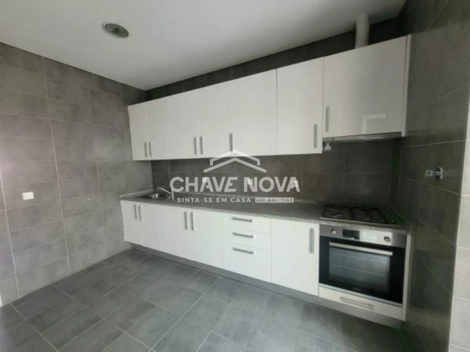 Apartamento T3 para Arrendamento em Santo António Foto 2