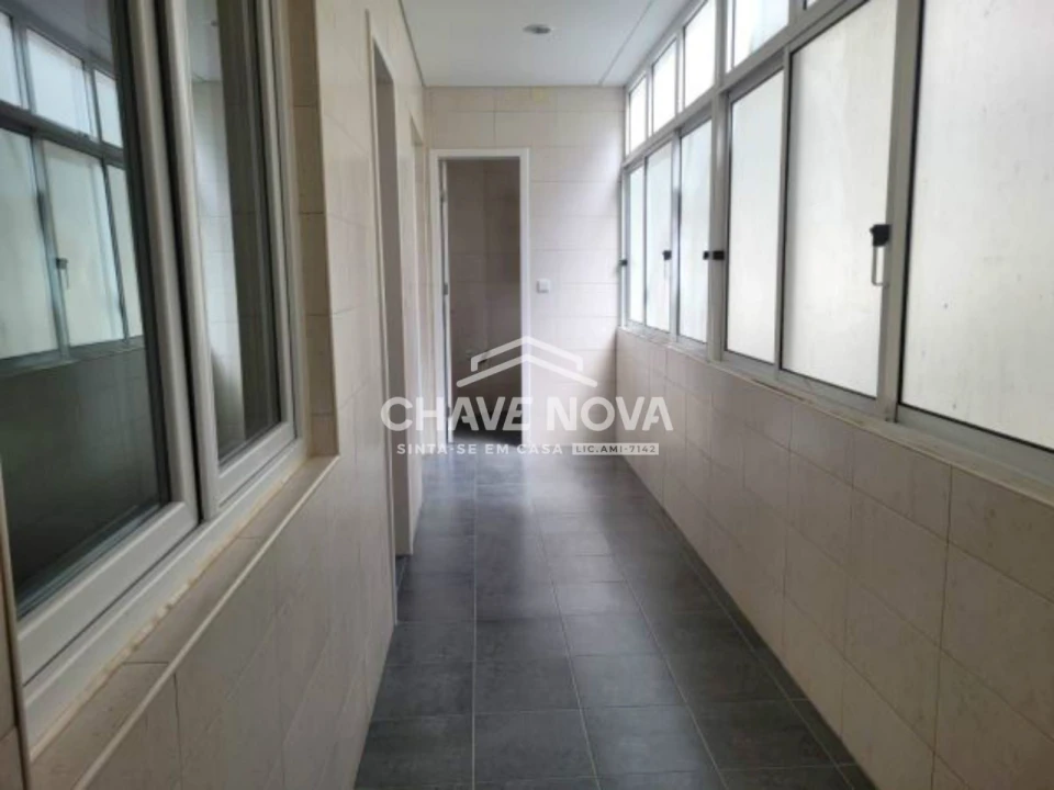 Apartamento T3 para Arrendamento em Santo António Foto 3