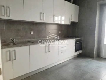 Apartamento T3 para Arrendamento em Santo António