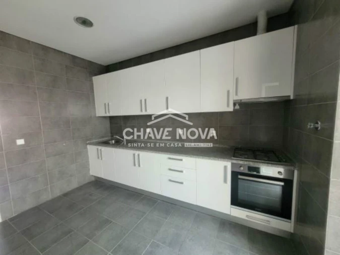 Apartamento T3 para Arrendamento em Santo António Foto 2