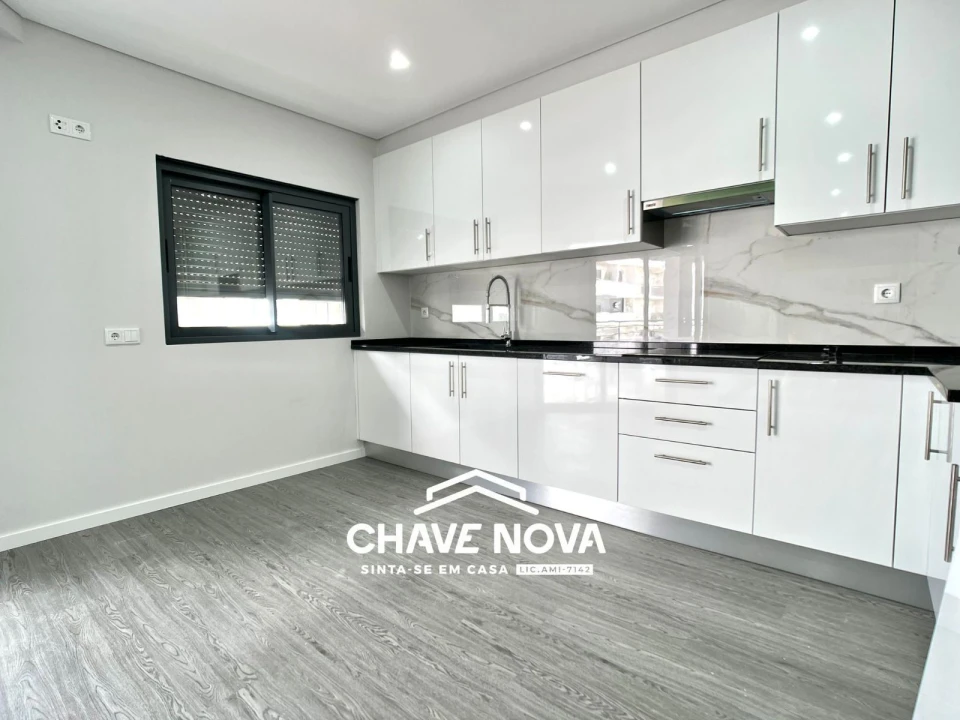 Apartamento T3 para Venda em Quelfes Foto 16