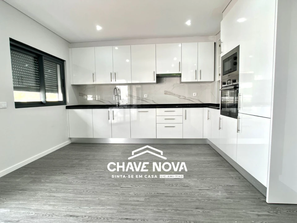 Apartamento T3 para Venda em Quelfes Foto 18