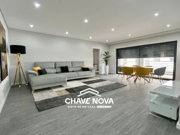 Apartamento T3 para Venda em Quelfes