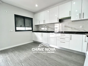 Apartamento T3 para Venda em Quelfes