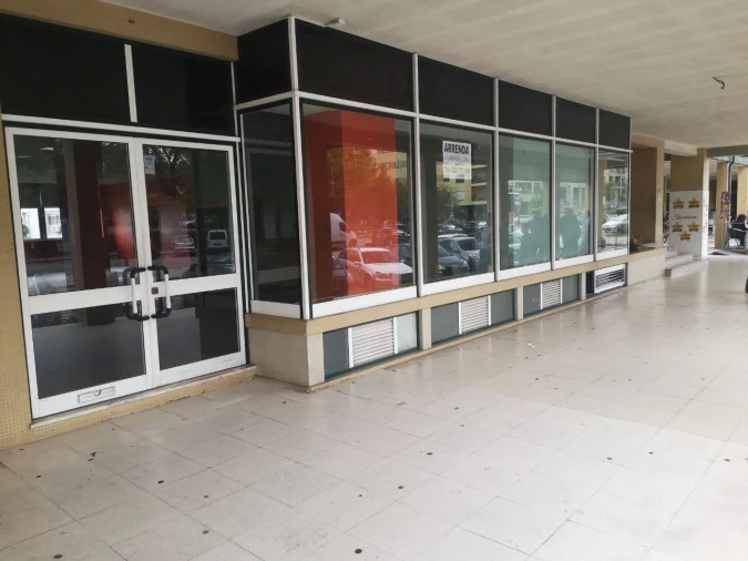 Loja para Arrendamento em São João da Madeira Foto 2