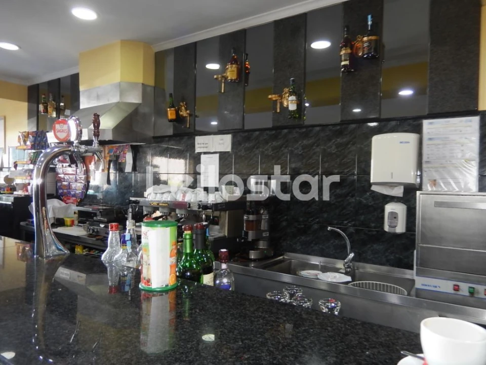 Loja para Trespasse em Oliveira do Douro Foto 2