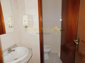 Loja para Arrendamento em Coronado (São Romão e São Mamede)