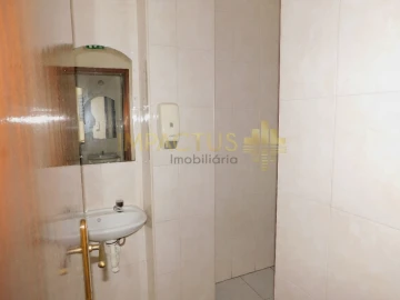 Loja para Arrendamento em Coronado (São Romão e São Mamede)