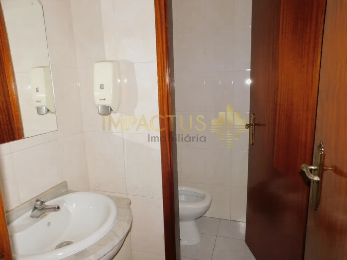 Loja para Arrendamento em Coronado (São Romão e São Mamede) Foto 9