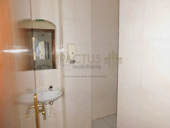 Loja para Arrendamento em Coronado (São Romão e São Mamede) Foto 8