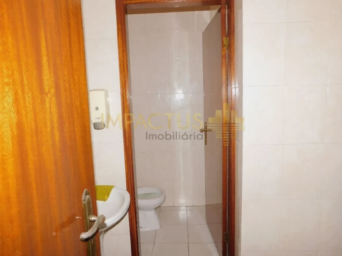 Loja para Arrendamento em Coronado (São Romão e São Mamede) Foto 10