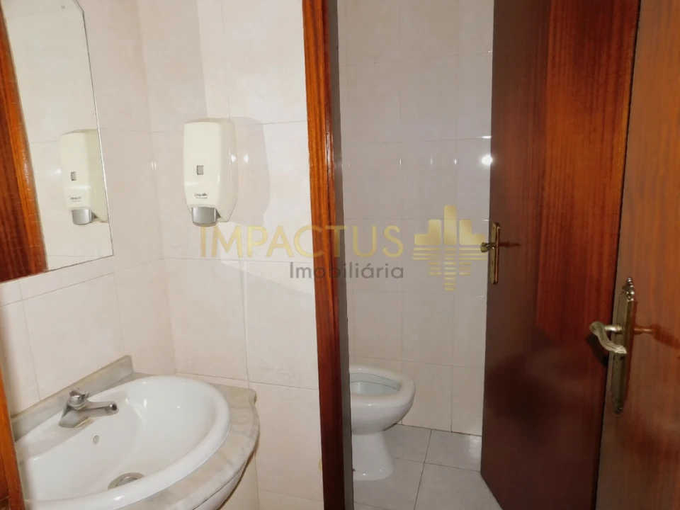 Loja para Arrendamento em Coronado (São Romão e São Mamede) Foto 9