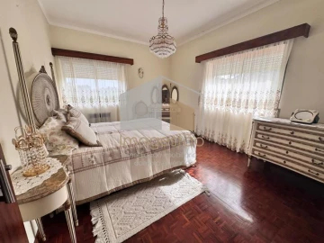 Moradia T4 para Venda em Cornes