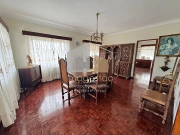 Moradia T4 para Venda em Cornes